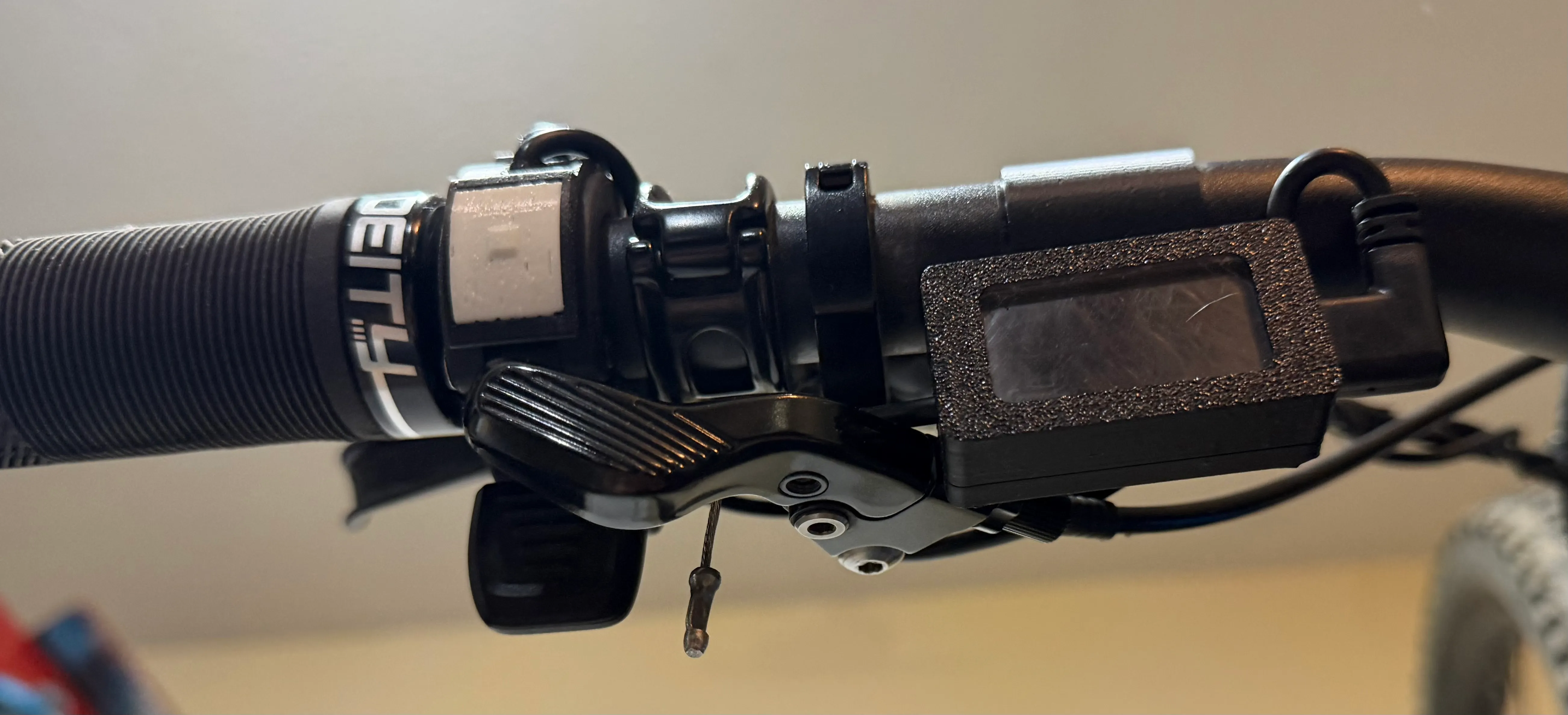 Custom head unit mounted on the handlebars